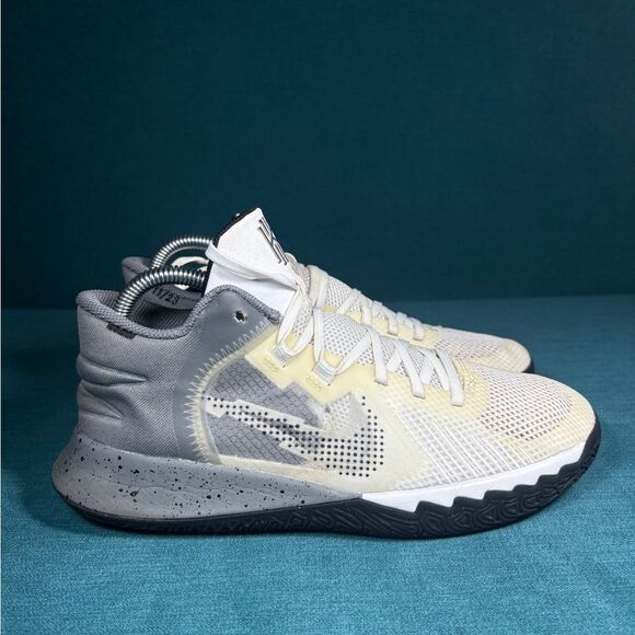 Size 7Y/8.5Women - Nike Kyrie Flytrap 5 shoes - Picture 3 of 9